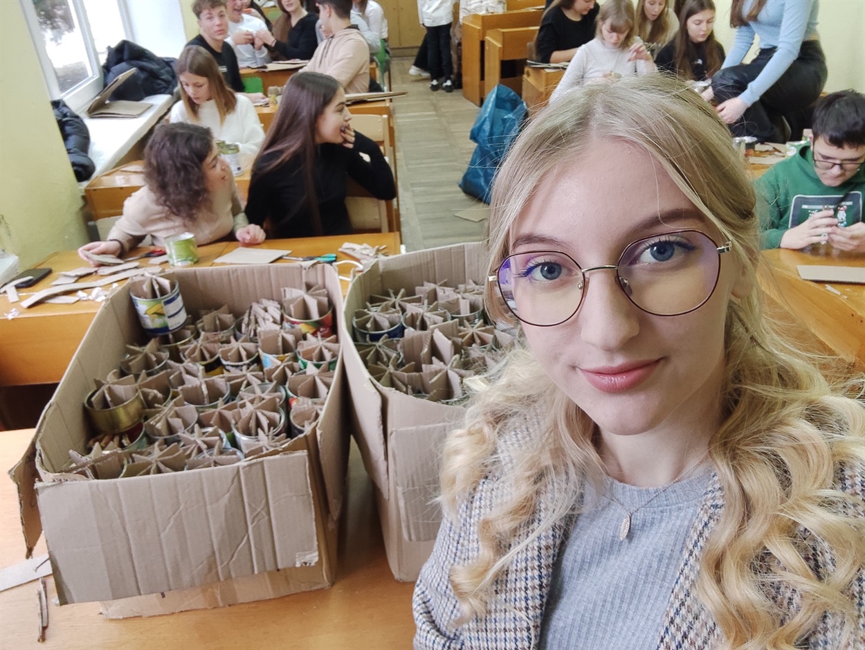 Студентка-волонтерка Ілона проводить марафон "Зігрій солдата"