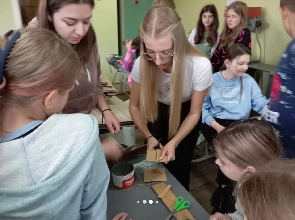 Студенти навчають учнів виготовляти окопні свічки