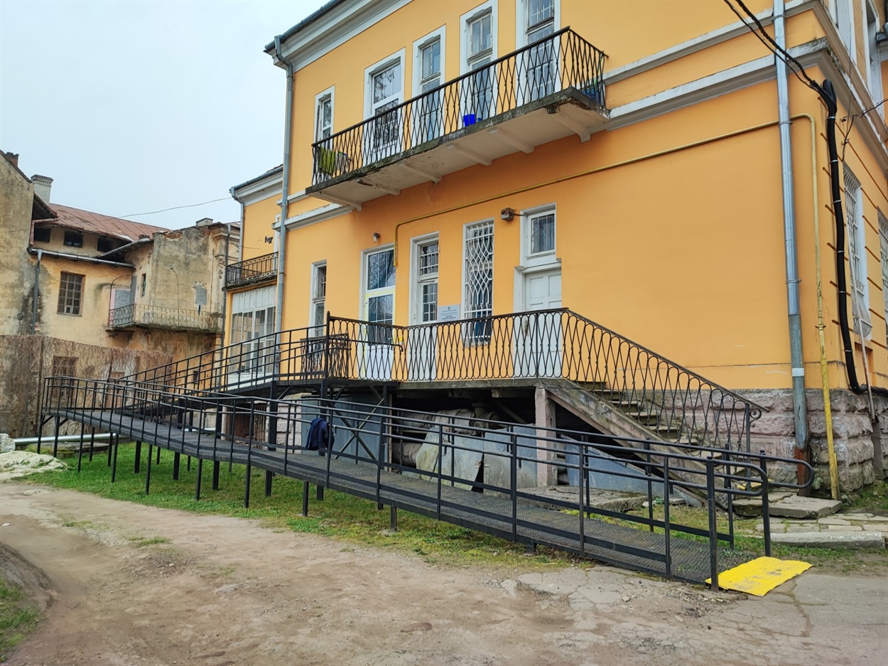 Пандус позаду реабілітаційного відділення 