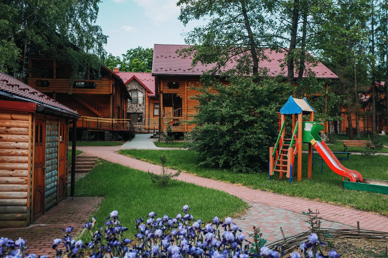 Територія центру адаптована для людей з інвалідністю та маломобільних груп населення