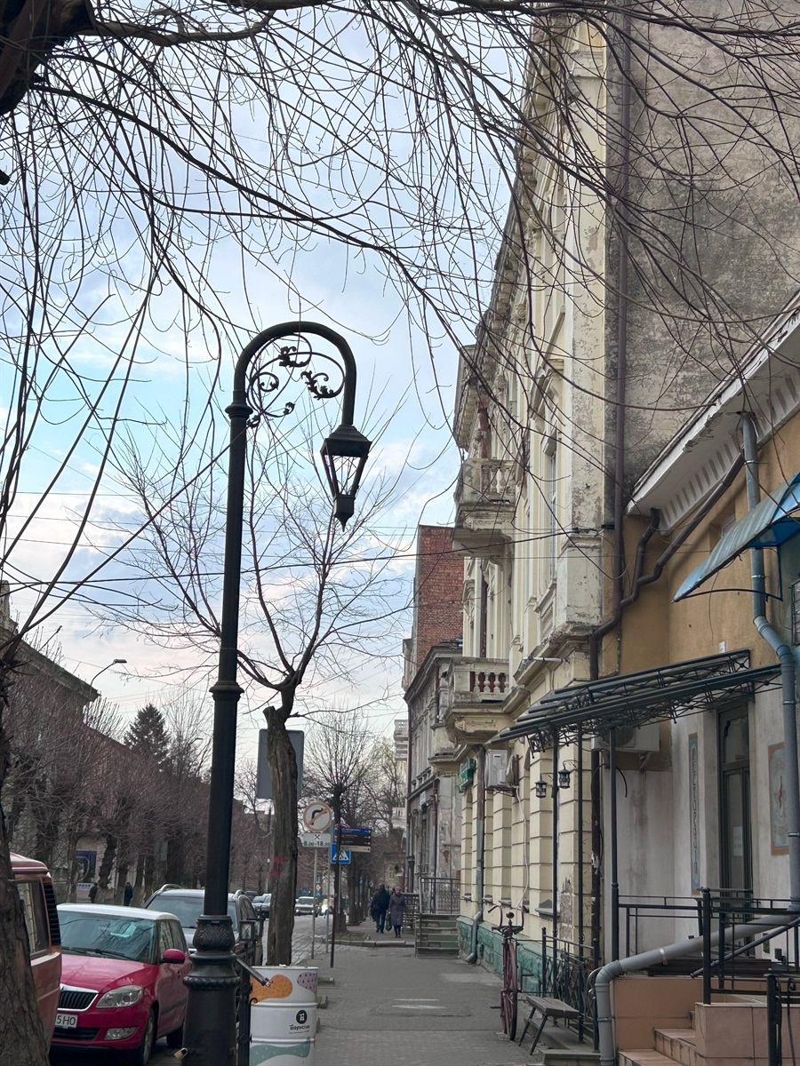 Вулиця Т. Шевченка та пам'ятник гасовому ліхтарю 