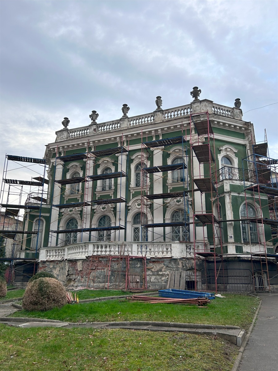 Триває ремонт фасаду вілли Б'янки 