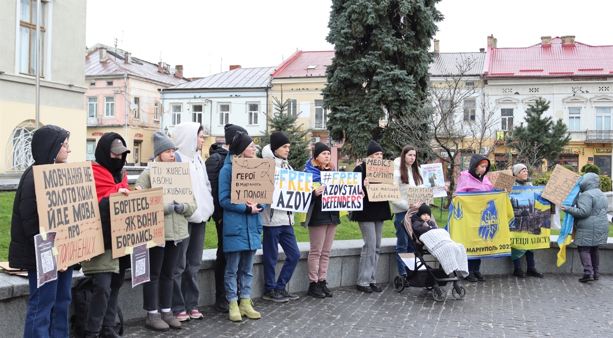 Учасники мирної акції на підтримку українських військовополонених