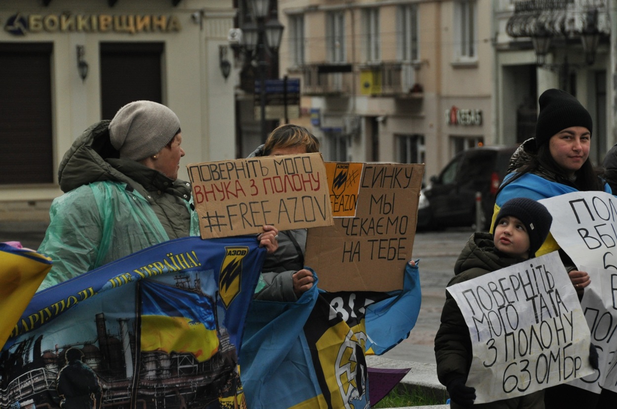 "Поверніть мого внука з полону", - написано на одному з плакатів