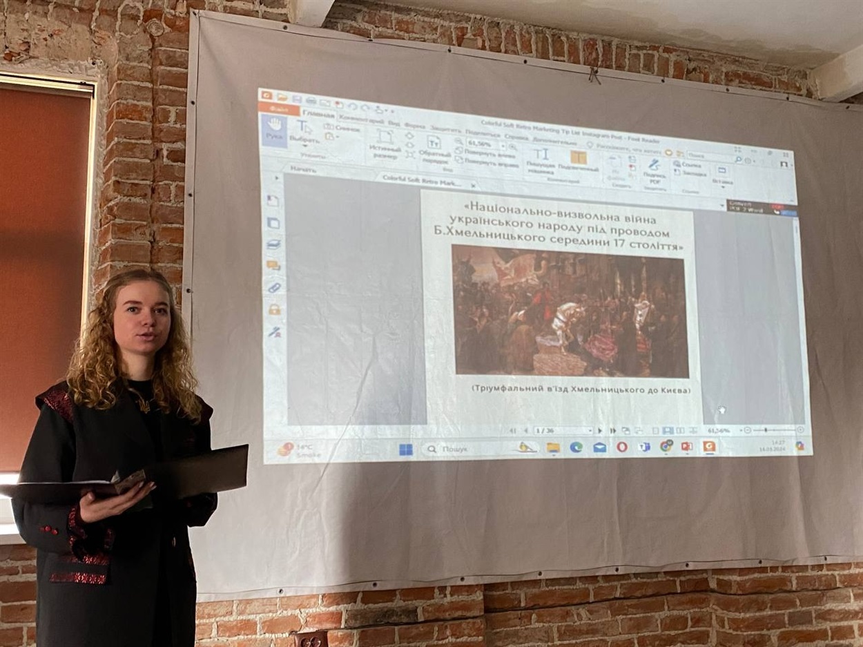 Студентка розповідає лекцію
