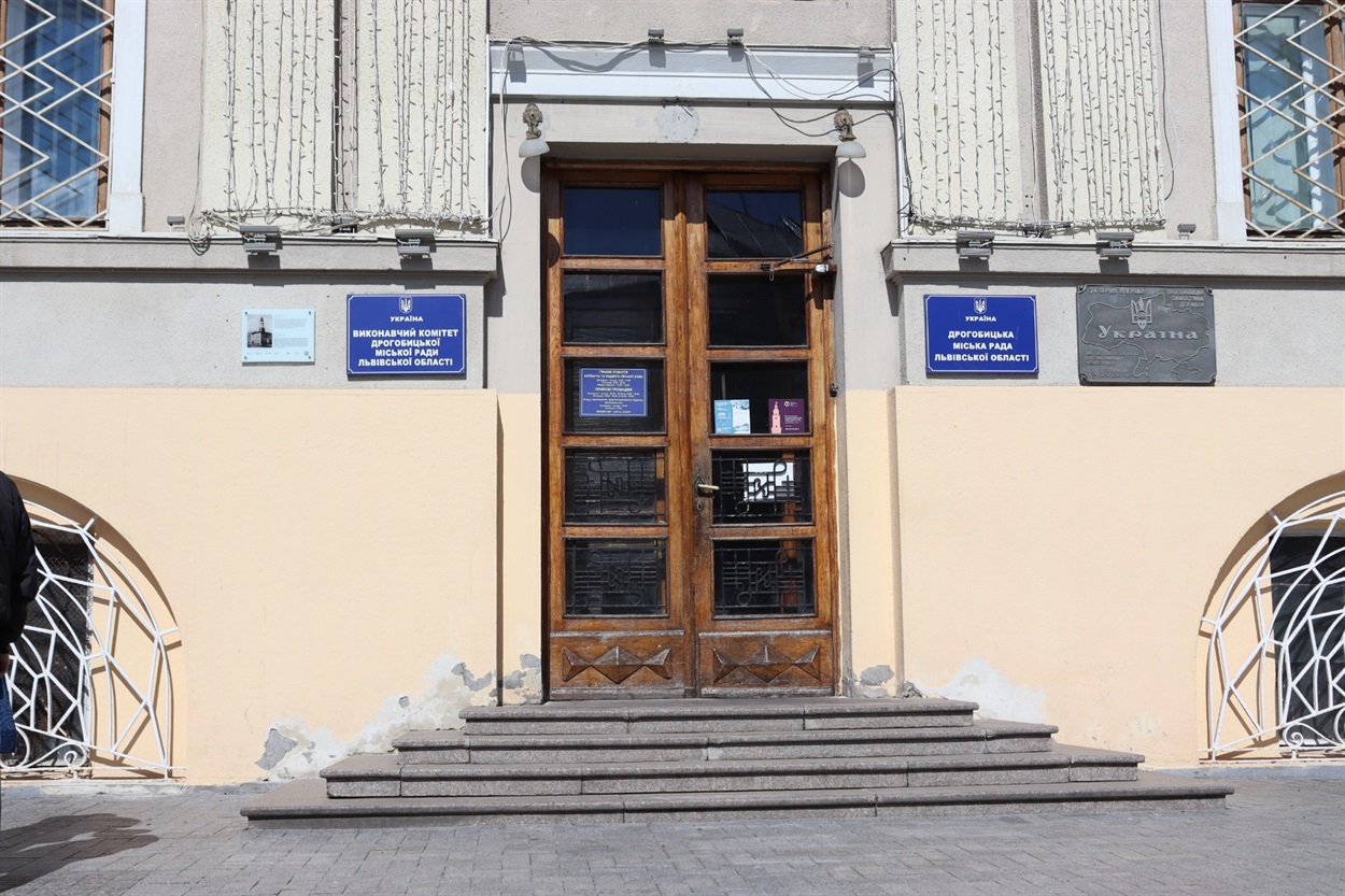 Ні поручнів, ні кнопки виклику персоналу