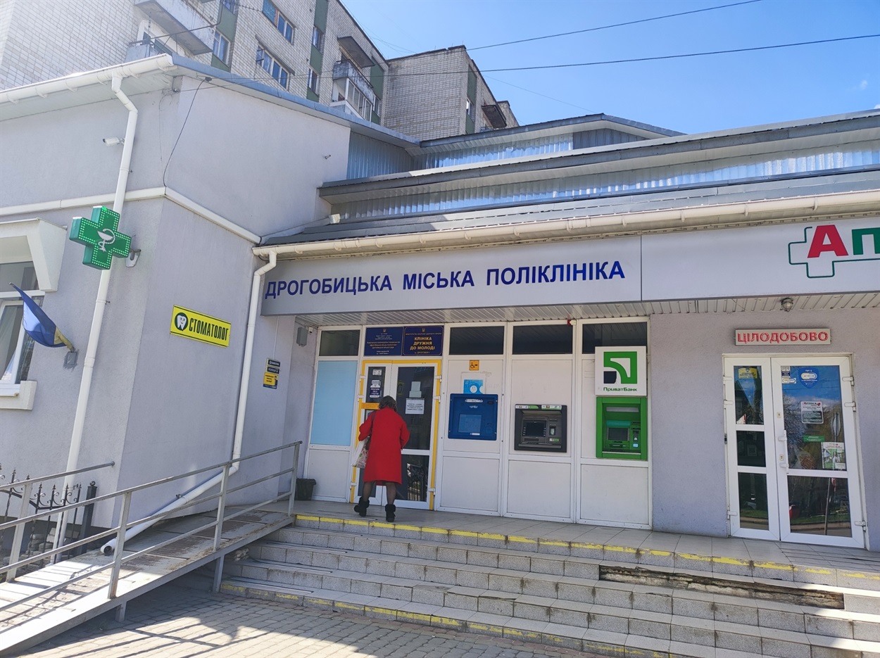 Лівий поручень не до кінця облаштований