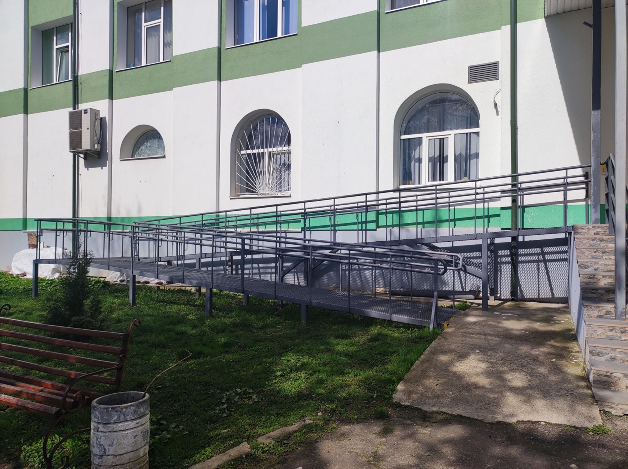 Пандус до дверей лікарні плавний