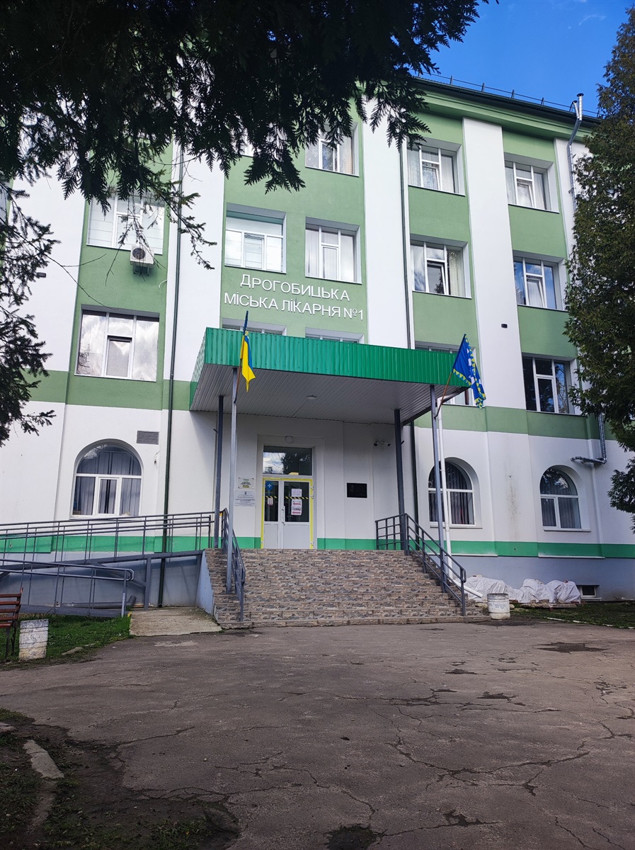 На території лікарні лавок треба більше