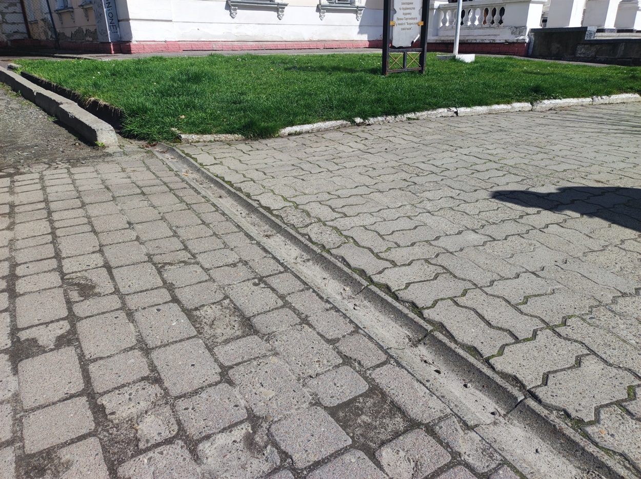 Відвід для води не є перешкодою для людей на кріслах колісних