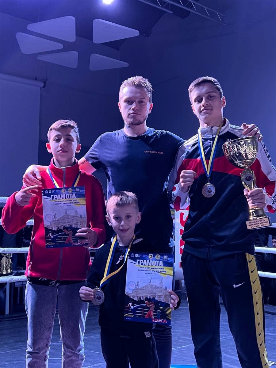 Олег зі своїми вихованцями на всеукраїнському турнірі у 2018 році