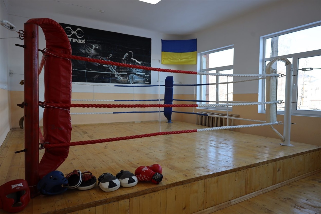 Боксерський ринг у спортзалі