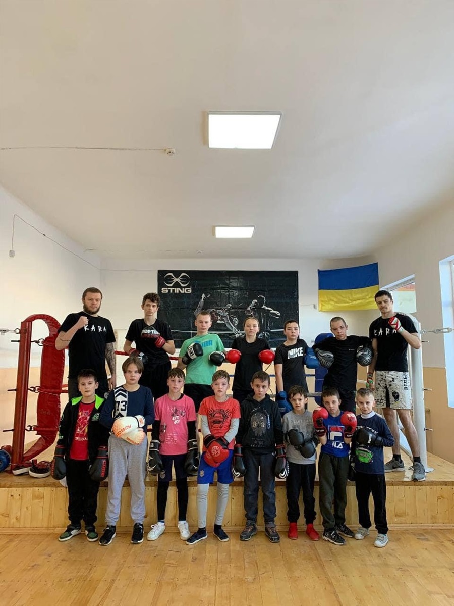 Кікбоксер із братом та вихованцями у новому спортзалі