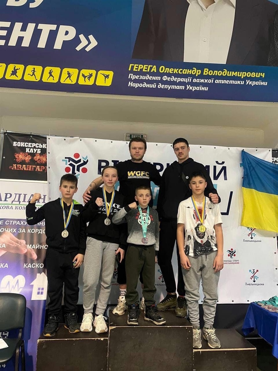 Олег Павляк з братом та спортсменами на чемпіонаті міста у лютому 2024 року