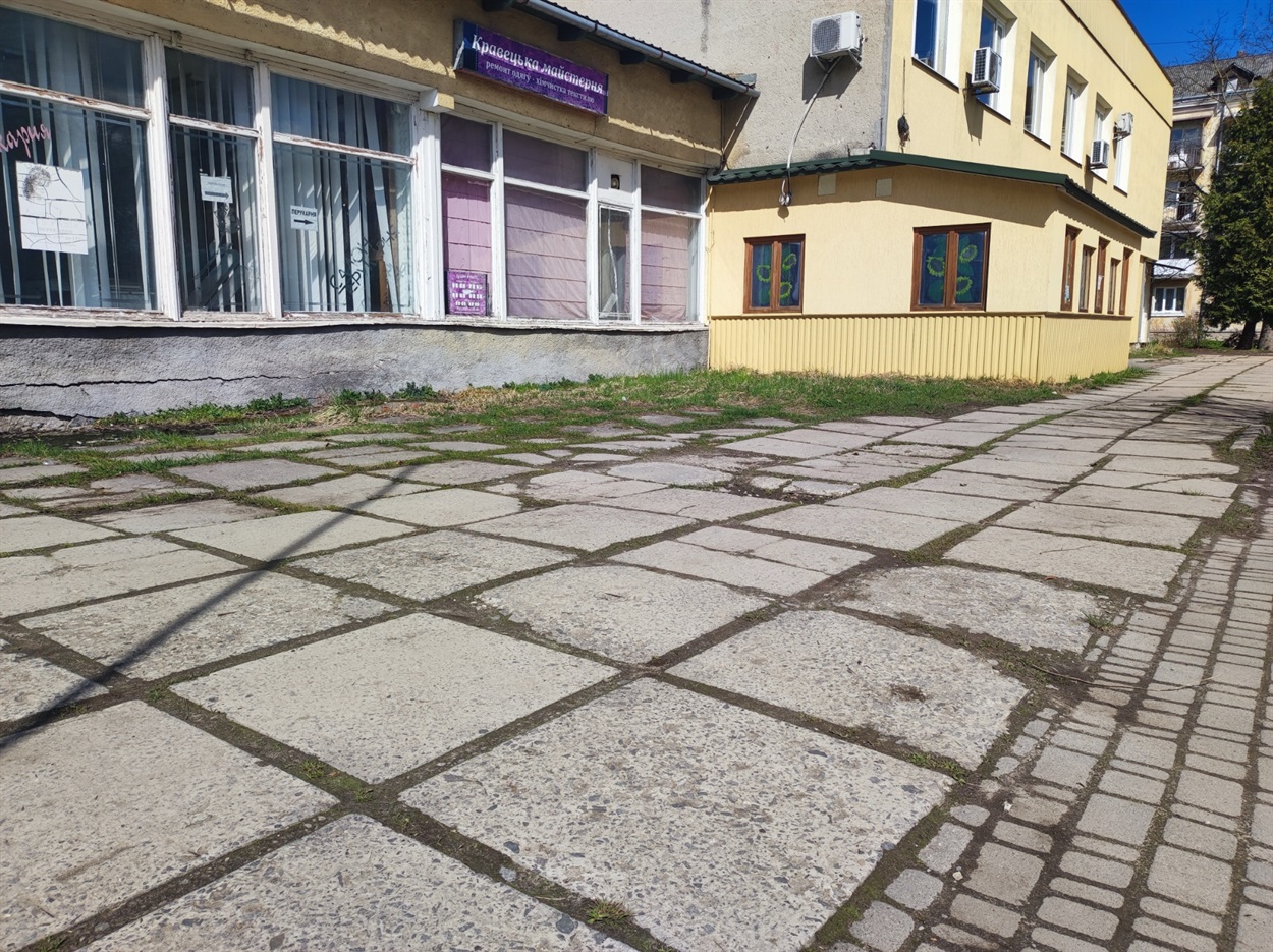 Радянські великі плити біля Центру зайнятості