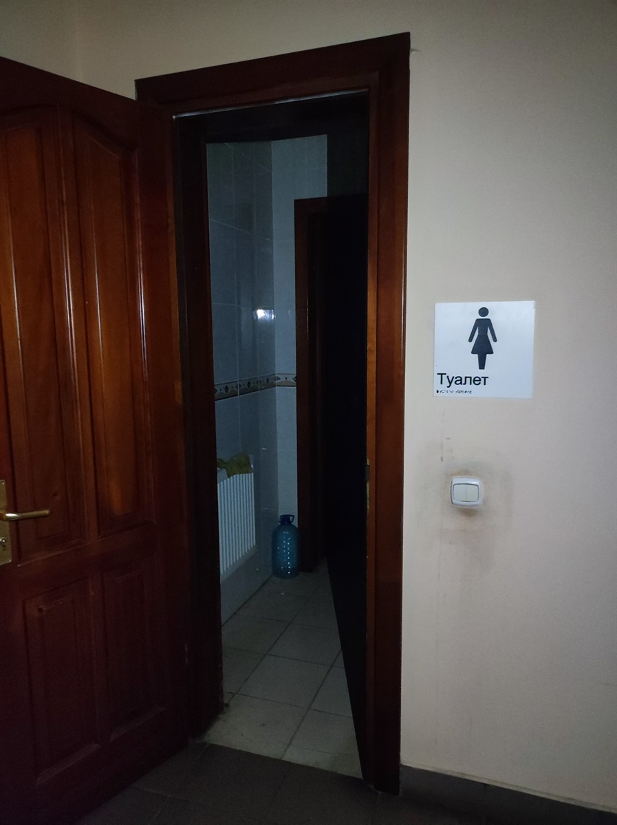 Жіноча вбиральня на другому поверсі, а чоловіча - на третьому