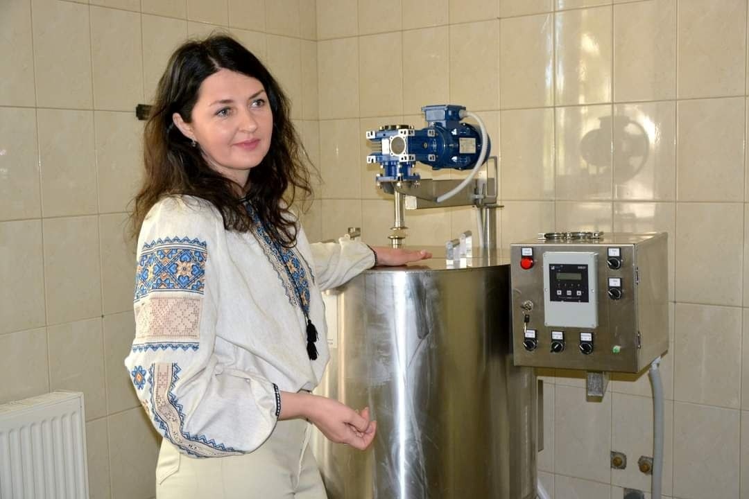 Олена у приміщенні сироварні