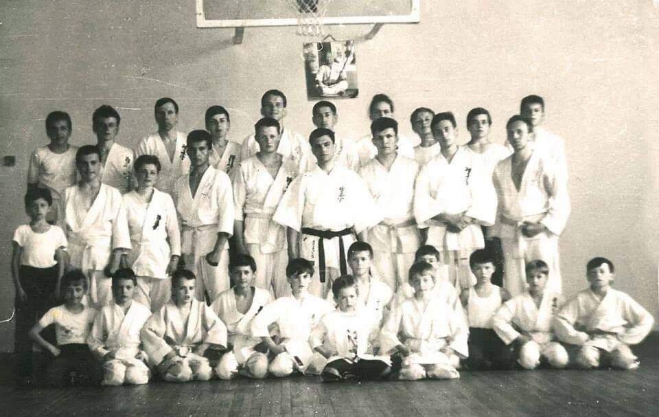 Заняття з карате у дрогобицькій гімназії у 1990-х