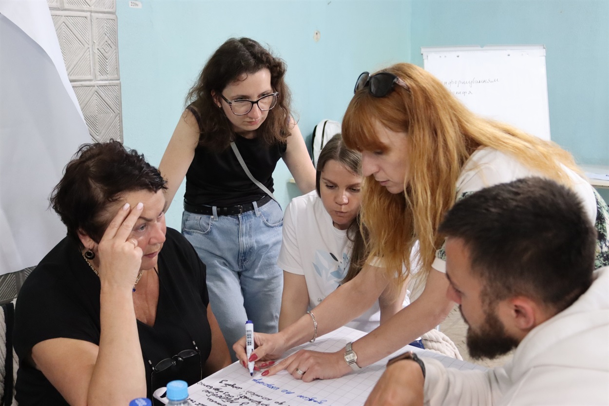 Учасники у групах обговорюють виклики безбар'єрності