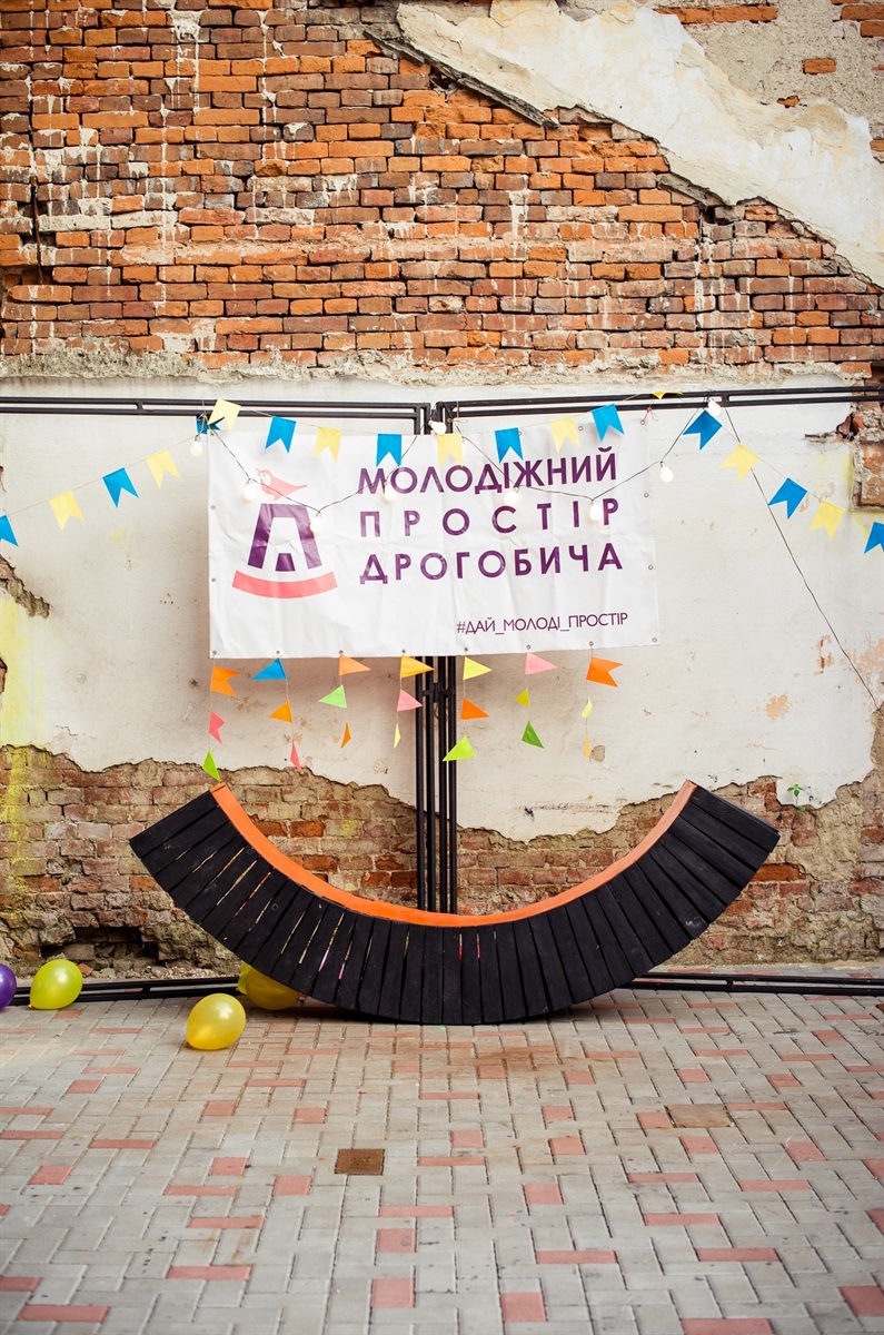 Вуличні меблі у внутрішньому дворику Молодіжного простору