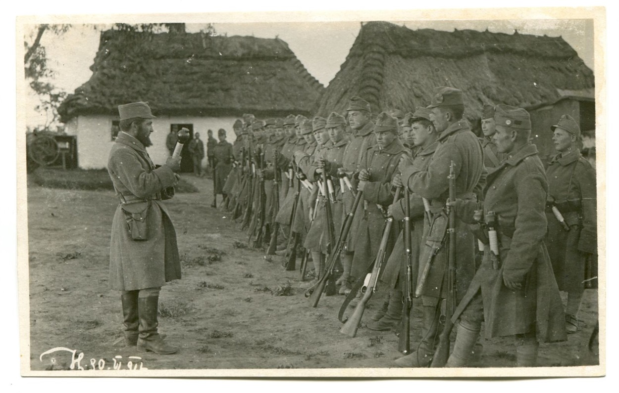 Михайло Мінчак навчає своїх стрільців поводженню з гранатами, 1916 рік
