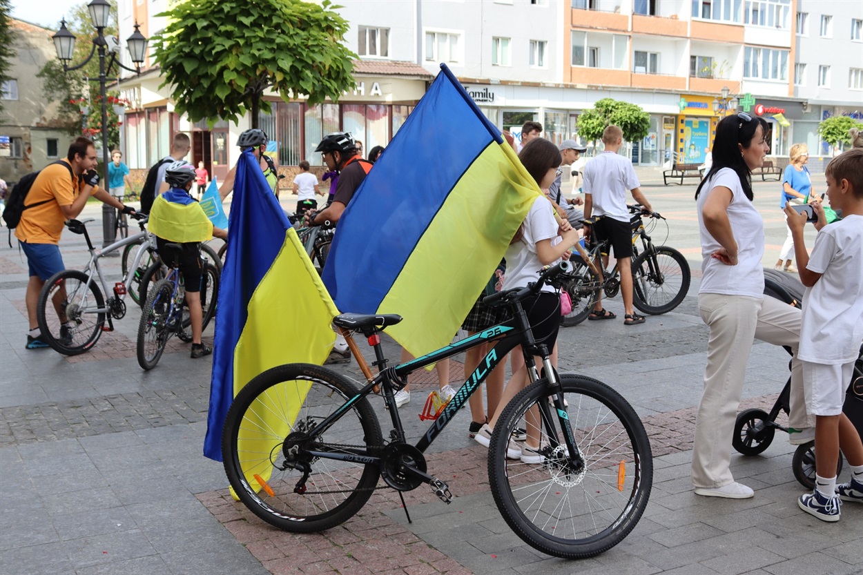 Хтось мав маленькі прапори на велосипедах, а дехто - великі