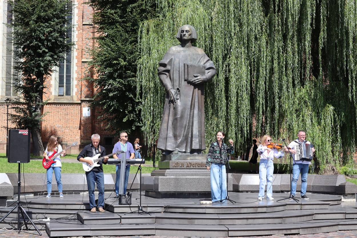 Виступав народний музичний гурт "Марічка"