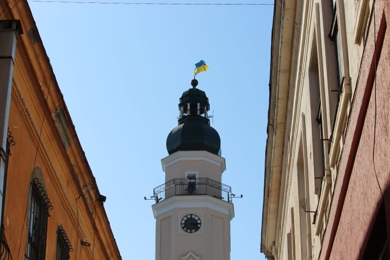 На вершину вежі 2 квітня 1990 року підняли прапор України