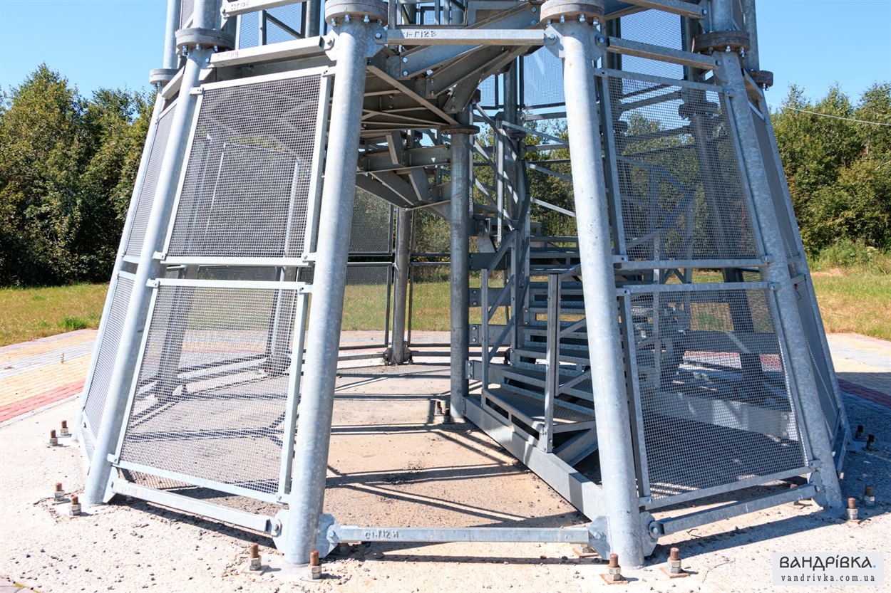 При сильних поривах вітру вежа може хитатися