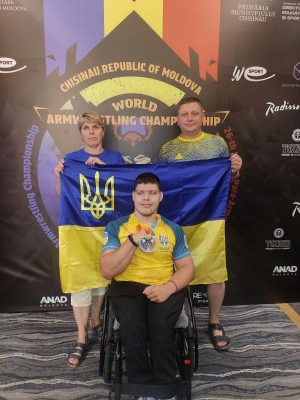 Іван Товарницький з батьками