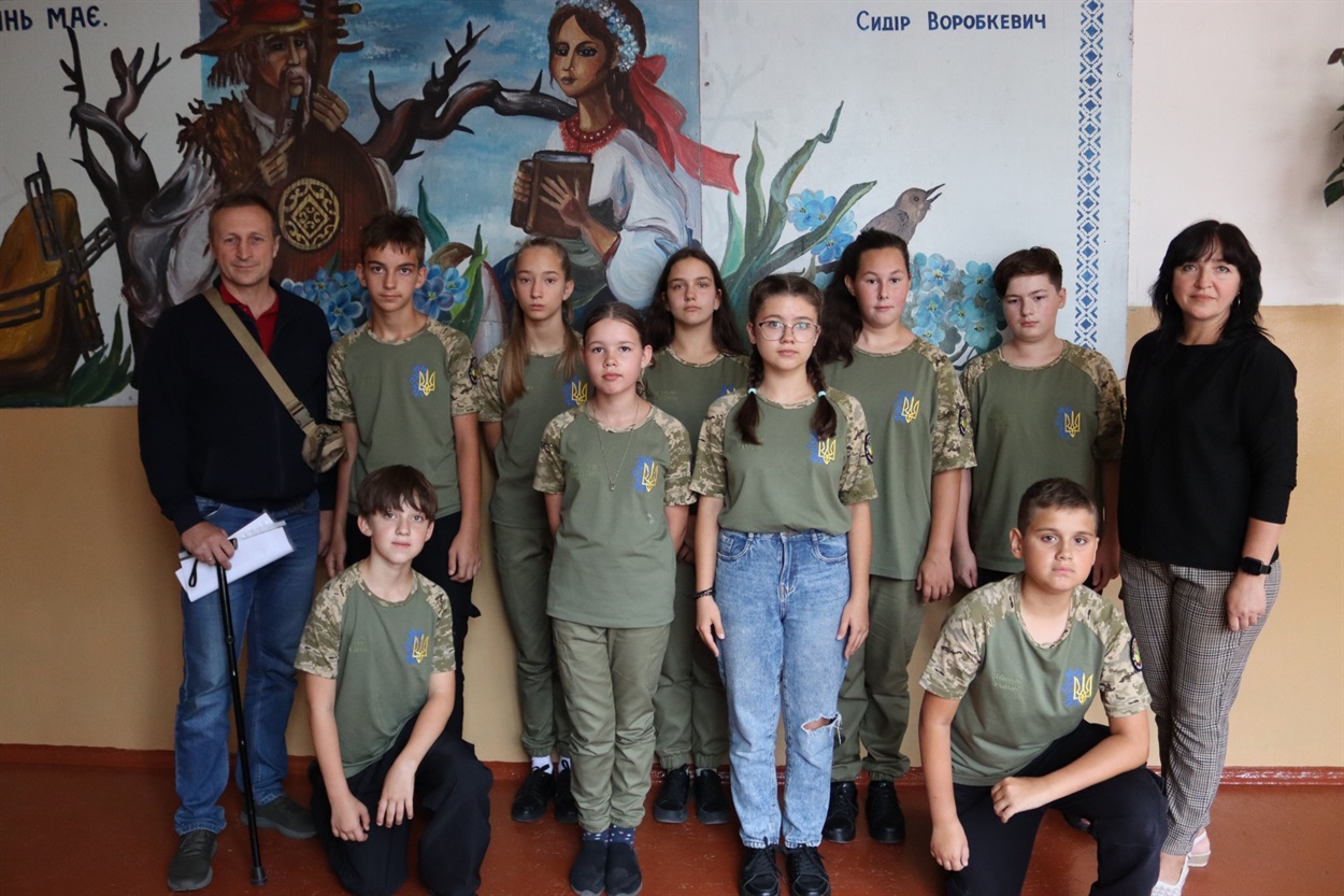 Учні 7-А з директоркою гімназії та куратором програми