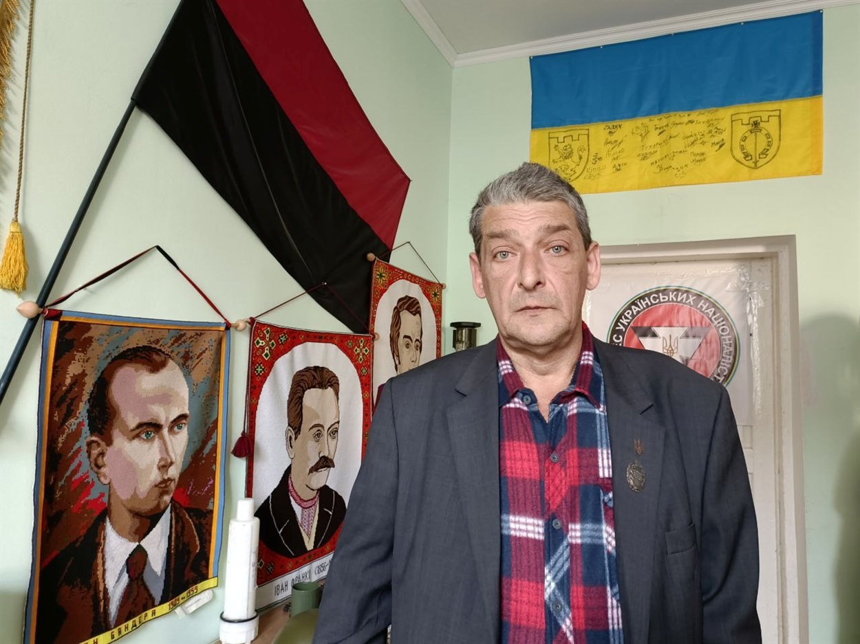 Ще Степан вишиває портрети відомих українців