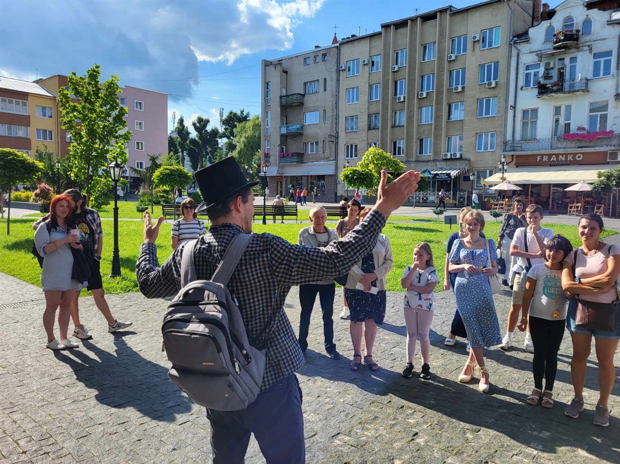 Гід проводить екскурсію