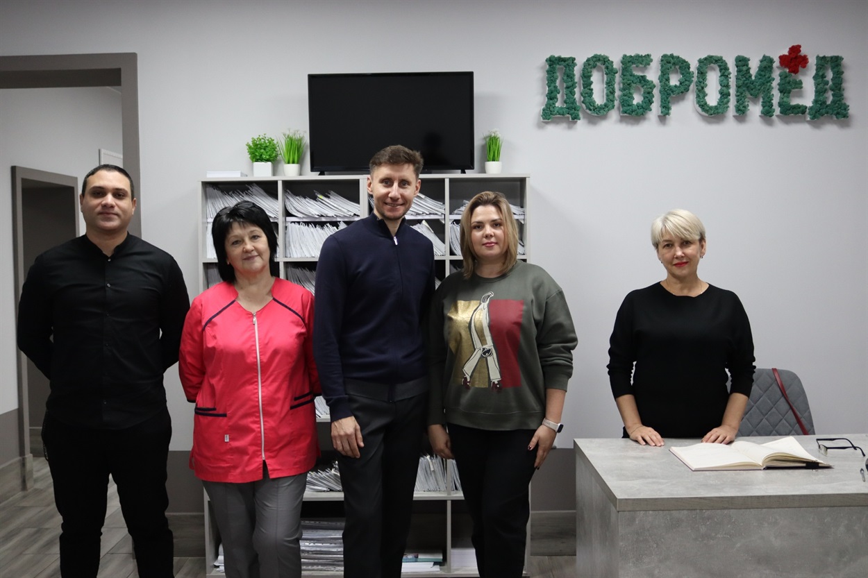 Михайло Козинець із персоналом медичної клініки "Добромед"