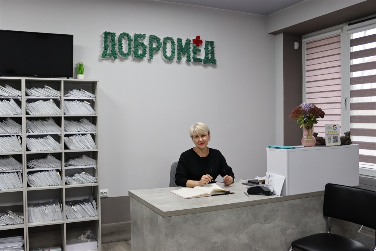 Пані Світлана зустрічає пацієнтів на рецепції