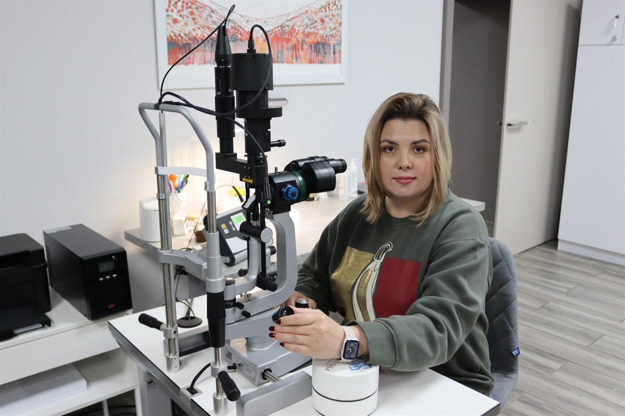 Пані Галина працює з лазерами для сітківки ока