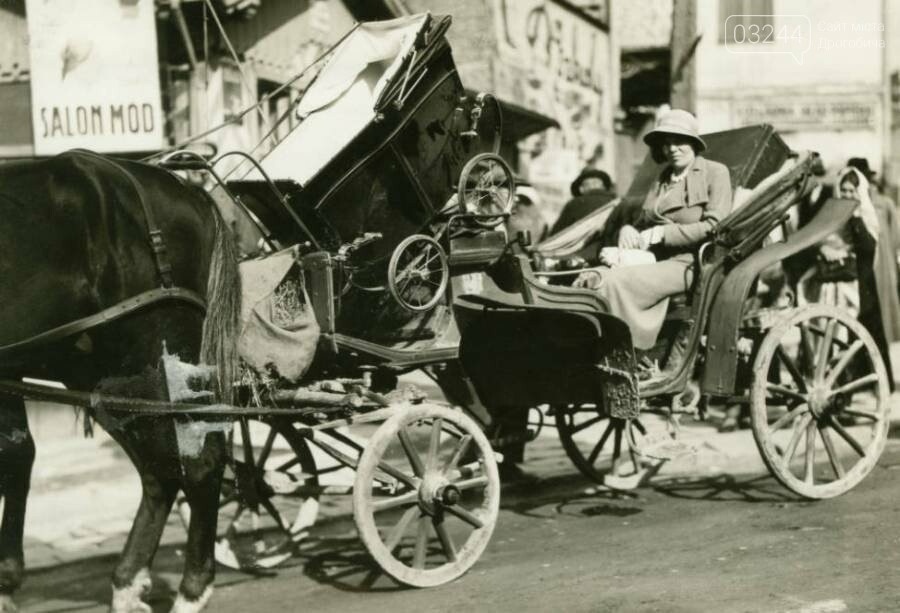 Drozhka — кінний транспорт на вулицях Дрогобича, осінь 1934 рік. Фото американки Луїзи Арнер Бойд