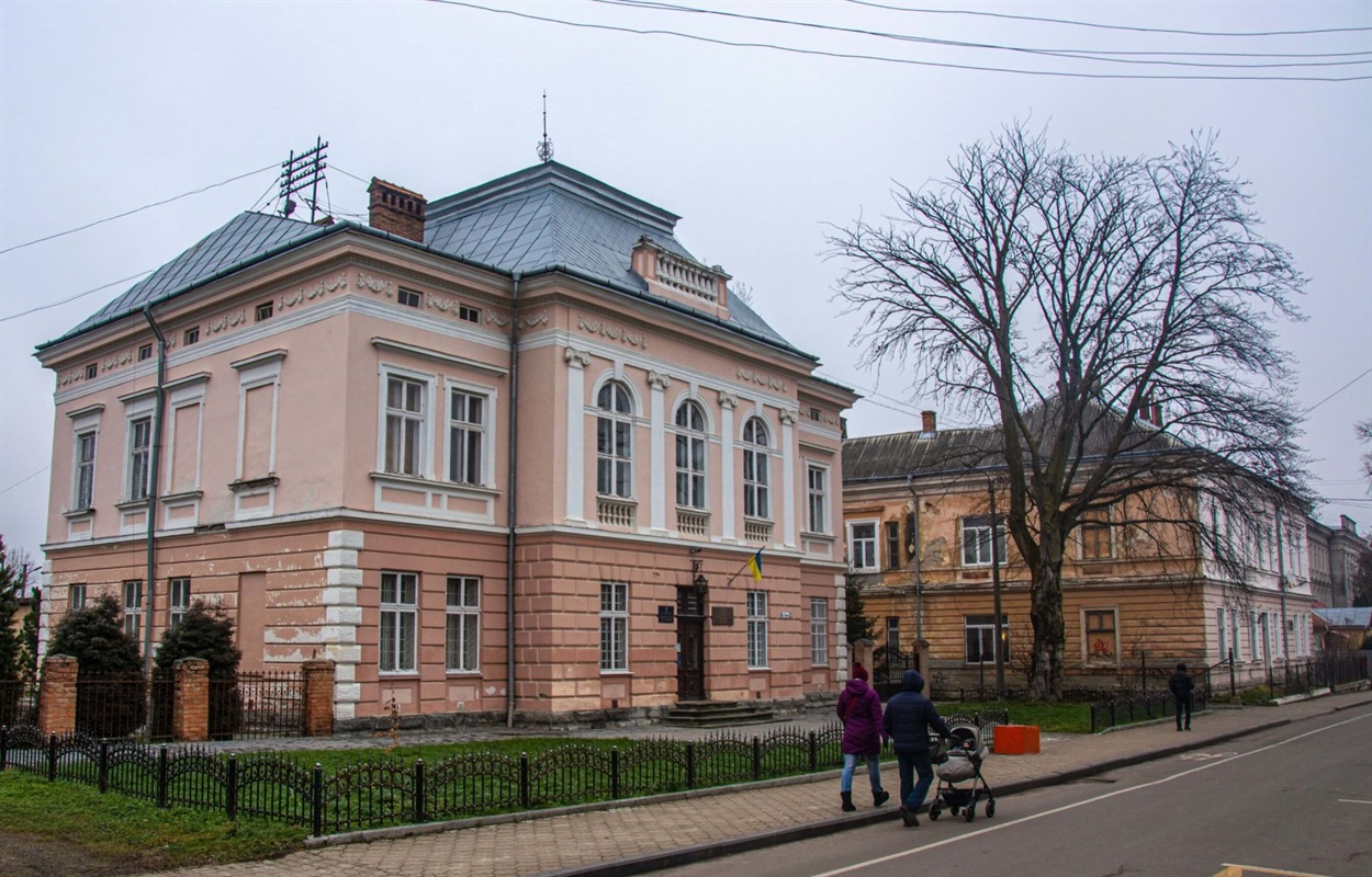 сім'я біля старої вілли