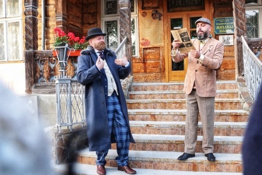 Актори грають у виставі