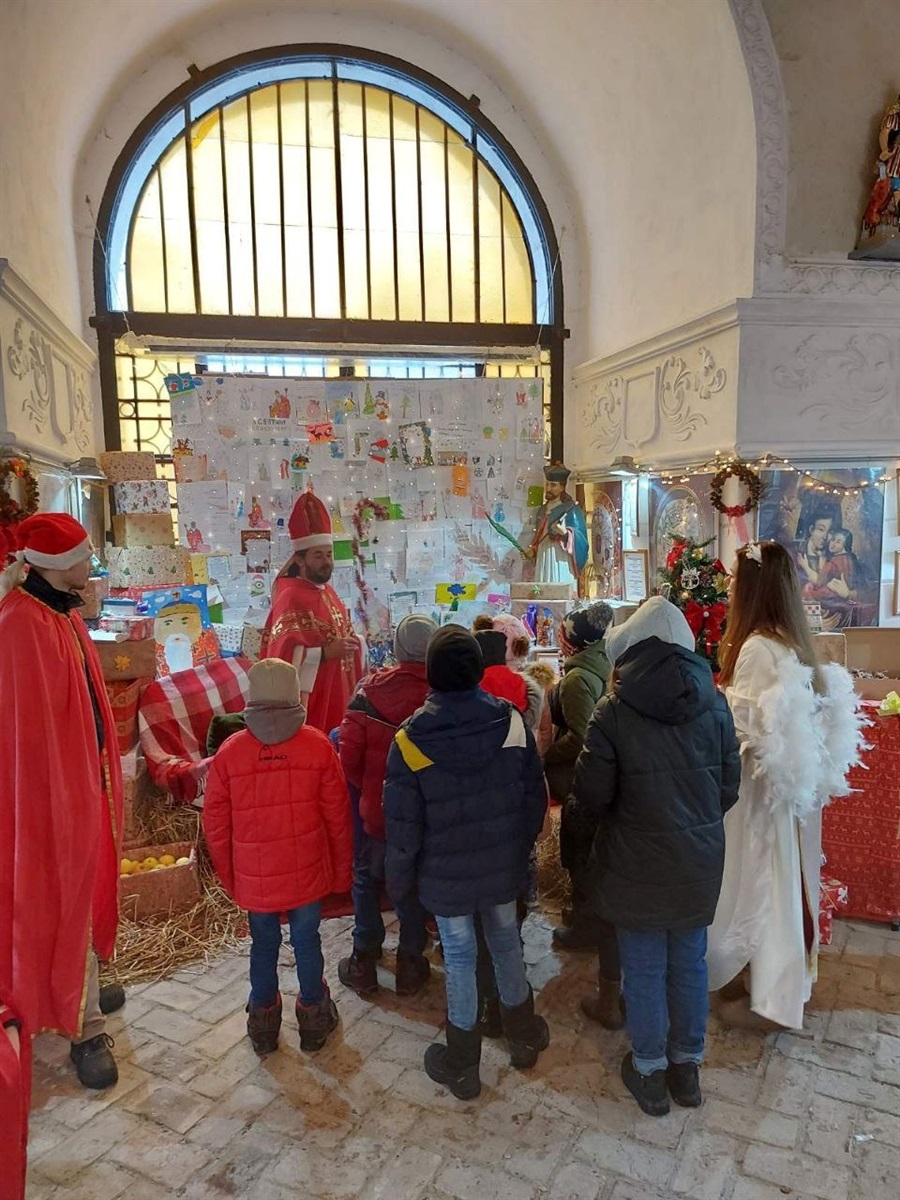 Миколай і діти на святі
