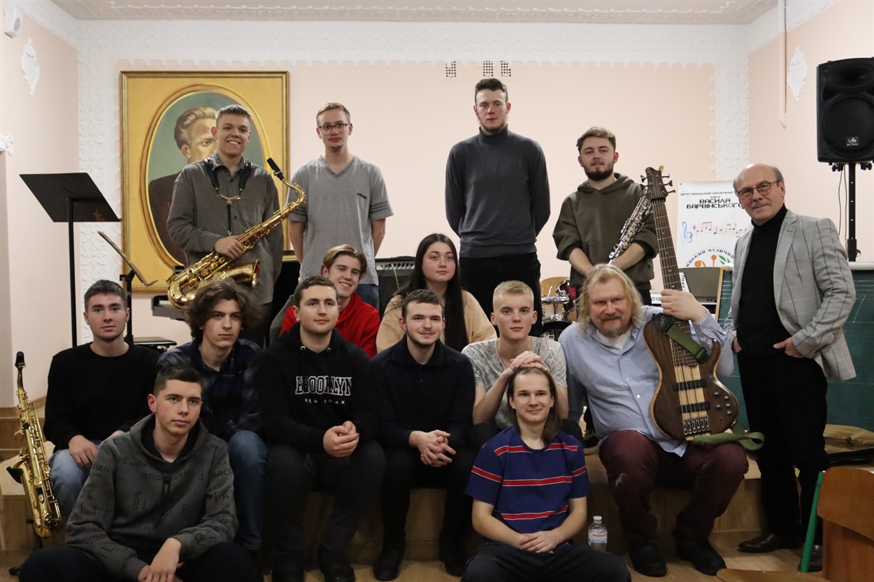 Джазмен Андрій Арнаутов і учасники майстер-класу
