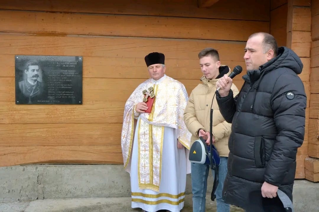 Освячення таблиці, зліва - отець Іван Яговка