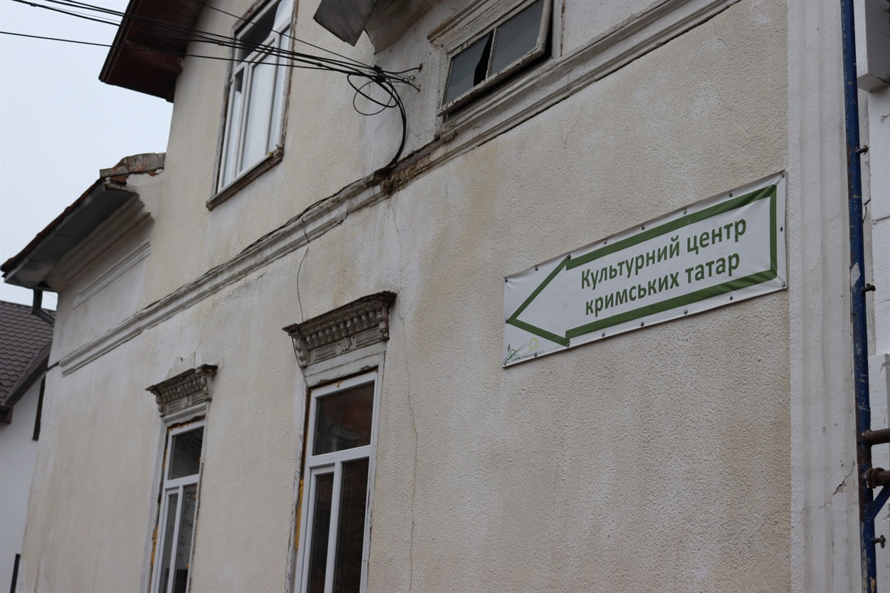 У Культурному центрі кримських татар ще тривають фасадні роботи