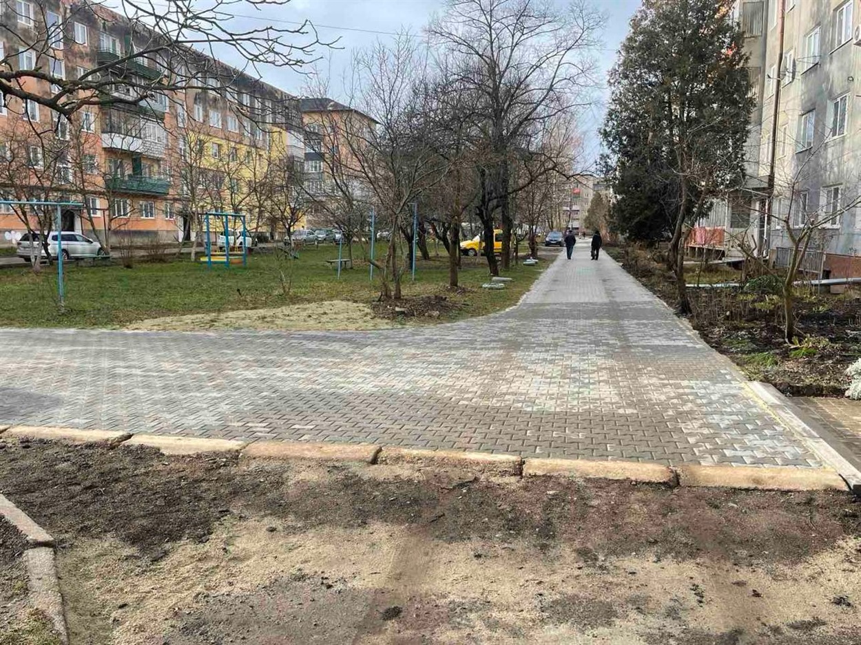 Забрукована територія на вулиці Володимира Великого у Дрогобичі