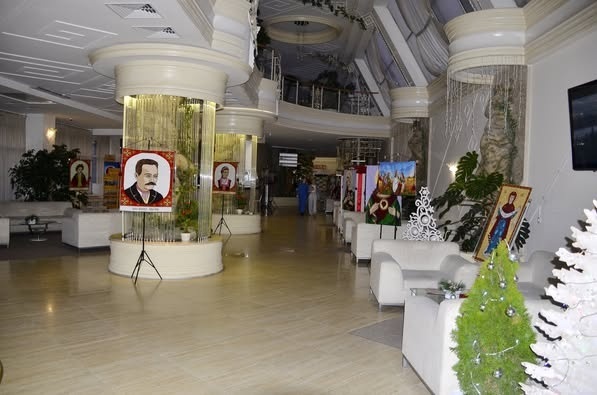 Виставка робіт Степана Бориславського під час вручення сертифіката