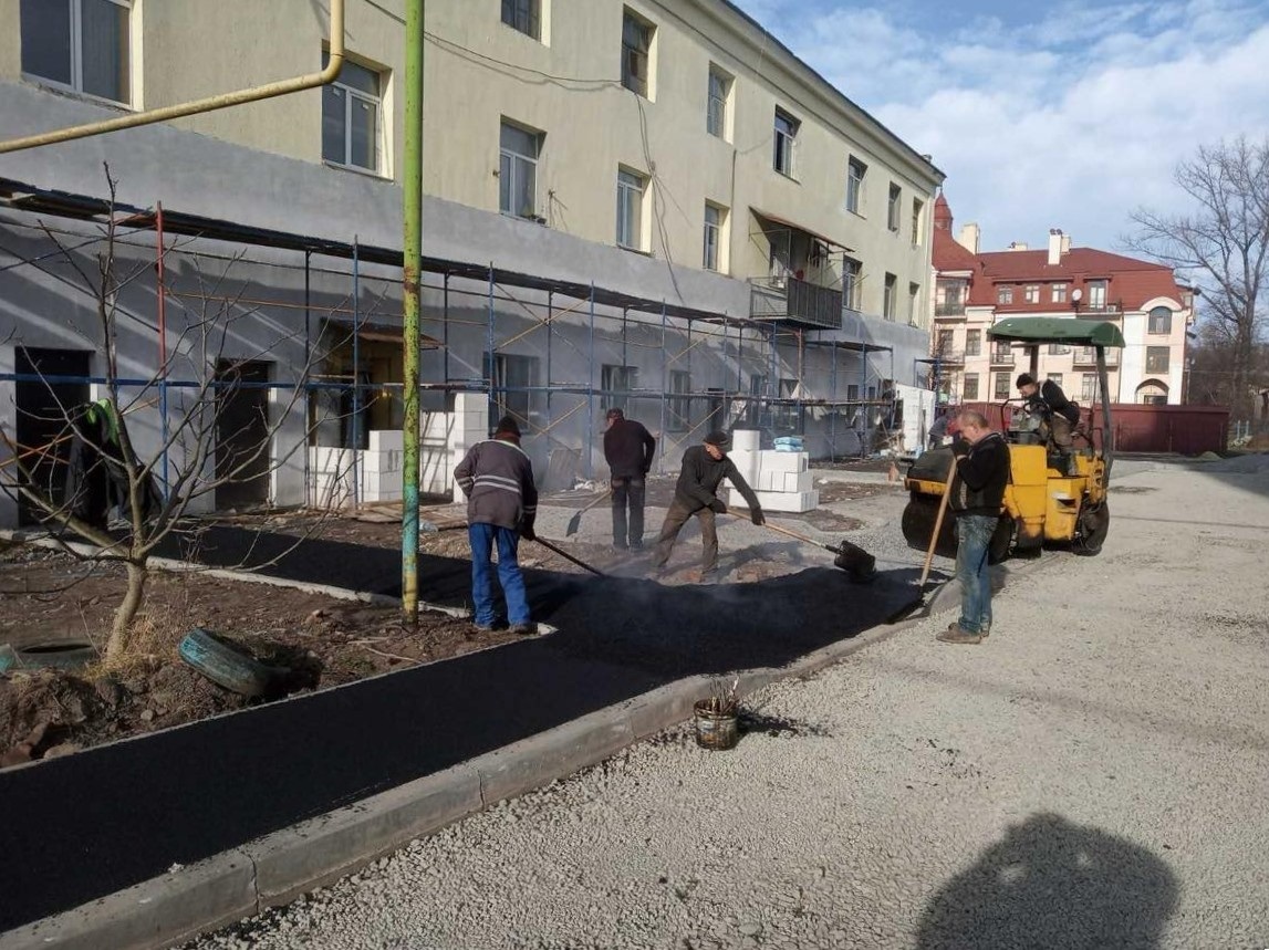 Асфальтування тротуарів на вулиці Фабричній