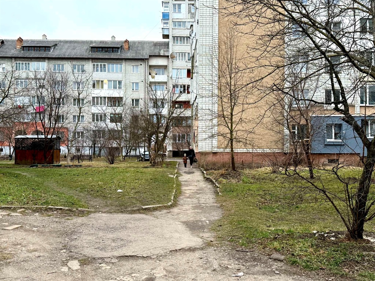 Стан пішохідних доріжок у мікрорайоні Коновальця