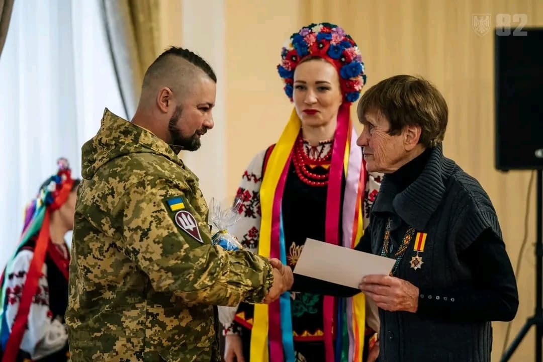 Вручення диплому переможця