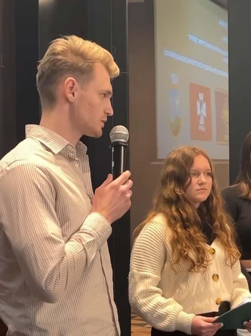 Файно-HUB презентує ініціативу (Микола Кушина зліва)