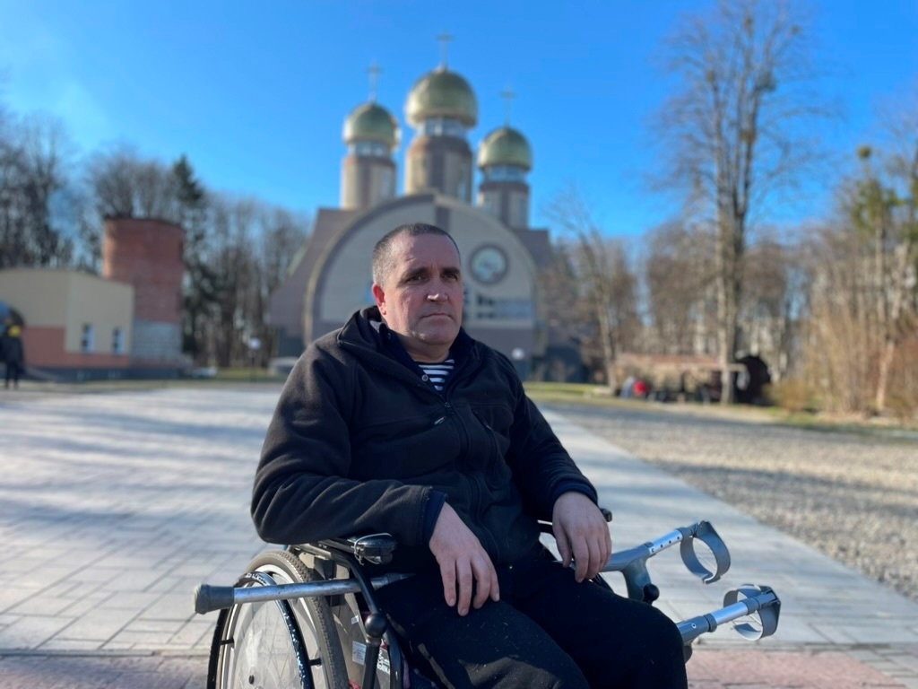 чоловік на кріслі колісному